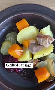 7 home-made dinner dishes in Finland🍴🇫🇮⬇️ What’s your favorite? 🔸macaroni casserole (makaronilaatikko) 🔸 salmon soup (lohikeitto) 🔸grilled sausage (grillimakkara) 🔸Karelian stew (karjalanpaisti) 🔸smoked salmon (savulohi) 🔸cabbage casserole (kaalilaatikko) 🔸herring & potatoes (silli ja uudet perunat) Let me know your favorite Finnish dish in the comments😍 Psst… You can find lots of recipes ⬇️ https://herfinland.com/tag/recipes/ Psst2. You can make the casseroles vegan too. | Her Finlan