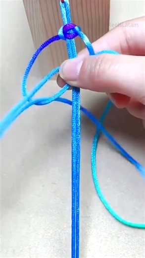 Aquí te muestro cómo queda el nudo plano trabajado con un hilo multicolor lleno de tonos hermosos 🌈. Este nudo es uno de los básicos del macramé y dominarlo cambia totalmente los acabados de tus pulseras✨💖. Practícalo con calma y mantén la tensión pareja para que te salga perfecto 💛. ¿Quieres otro nudo básico? Déjame en los comentarios 👇. 👉 Guarda este reel para practicarlo después ✨. #NudoPlano #NudoPlanoMulticolor #TutorialMacrame #MacrameBasico #HiloMulticolor #PulserasCreativas #Bisuter