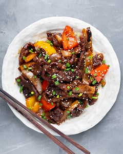 263K views · 7.6K reactions | How do you get beautifully tender (but also crispy) beef for your stir-fry? Watch to find out! Get the recipe: https://www.marionskitchen.com/crispy-chilli-beef/ | Marion Grasby | Facebook