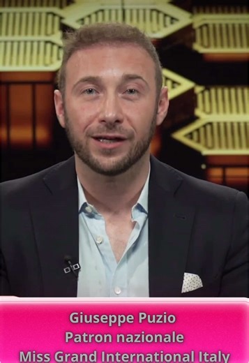 👑🌍 LA BELLEZZA OLTRE LO SPECCHIO Nel docufilm ambientato nella finale nazionale 2025 di Miss Grand International Italy, il patron nazionale Giuseppe Puzio racconta la visione che rende Miss Grand International molto più di un concorso. Uno show globale che promuove inclusione, accettazione di sé e valorizzazione delle diversità, dando spazio a storie, identità e percorsi differenti. Un palco internazionale che diventa luogo di confronto, crescita e consapevolezza, soprattutto per la Generazion