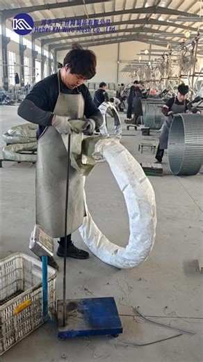 The factory demonstrates the production process of razor wire