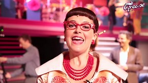 Céline Groussard alias Miss Lynch vous raconte sa vision de Grease - Le Musical. Découvrez son interview en vidéo, en exclusivité, et rien que pour vous ! | Grease - Le Musical