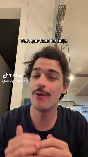 Coisas que todo homem tem que fazer durante o beijo