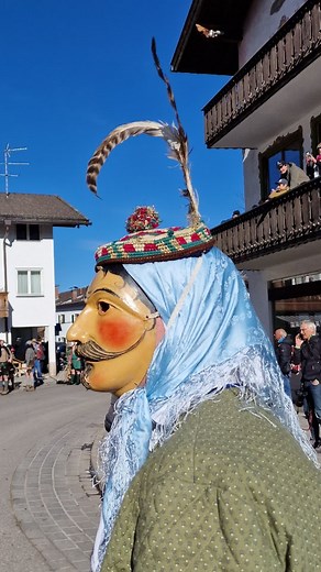 🎭🎭✨ Bald Maschkera-Zeit in der Zugspitz Region! ✨🎭 Wenn die Larven aufgesetzt und die Glocken geschwungen werden, erwacht eine jahrhundertealte Tradition zum Leben. Der Fasching steht vor der Tür – eine Zeit voller Brauchtum, Larven und närrischer Freude!🫶 Sei dabei und erlebe das bunte Maschkeratreiben hautnah. 🎊🔔 🚆 Tipp: Am besten reist du in dieser Zeit mit den öffentlichen Verkehrsmitteln an – entspannt, bequem und ohne Parkplatzsuche! 👌Und das Beste: So kannst du das regionale Bier 