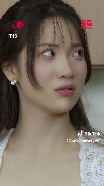 Chị dâu bắt quả tang em trai 'hú hí' trong phim hài