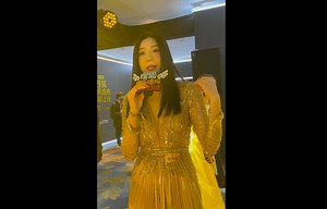 周韦彤深V金裙秀美背，分享穿搭“小心机”#2021搜狐时尚盛典