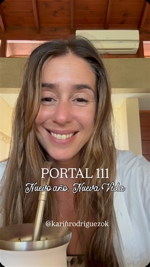Karin Rodriguez | Astróloga Evolutiva on Instagram: "Ey!! Feliz comienzo de año!!! Hoy se abre el portal 1·1·1 No como una promesa mágica, sino como una invitación a que elijas con conciencia. Un portal es un momento de claridad, donde podes cerrar ciclos del pasado y dejar de manifestar desde la carencia, desde lo que no tenes sino desde lo que ya sos. Regalate unos minutos. Respirá. Agradecé lo vivido. Intencioná tres deseos (111) que nazcan desde tu verdad y tu corazón. La puerta a lo que anh