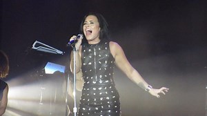 Demi Lovato'dan Adele'nin 'Hello' Şarkısına Enfes Cover