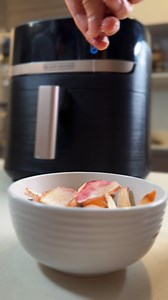 Gran capacidad, máximo sabor. 🤌🏼 La Freidora de Aire Black Decker Purifry 8L cocina tus platillos favoritos con menos aceite. 2 veces más rápida con notificación para agitar los alimentos ¡Disfruta de comidas más saludables sin perder el sabor! 🤩 #Freidoradeaire #Airfryer #BlackandDecker #Lohacemásfácil | Black Decker Hogar