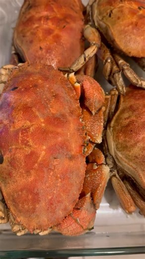 Let’s make us some hot pepper crabs 🦀 #crab #peppercrab #seafood #kingcrab