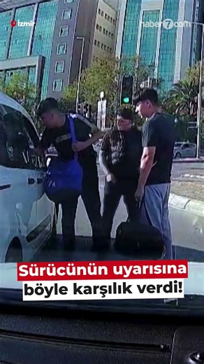Araç sürücüsü ile yola çıkan gençler arasında yaşanan gerginlik kamerada!
