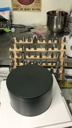 #CapCut #tiktok #fyp #cakepiping #pipingbuttercream #buttercreampipingvideo #caketutorials #pipingtips #pipingvideo #pipingbag #cupcake #vintagecake #cakemachine