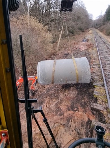 Day 2. We keep up the pace and start the day by laying two 1,000-liter concrete pipes. 3 tons at the end of the boom, to be handled with care. Jour 2. On garde le rythme et on attaque directement la journée avec la pose de deux tuyaux de 1000 bétons. 3t en bout de flèche, à manier avec prudence. VLJ Services : location d'opérateur d'engins/rail-route/chargeuse... #location #diggerdriver #belgium #atlasbagger #caterlillard