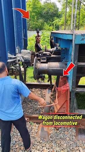 Uncoupling process between the locomotive and wagon..🚊🚊 || #train #viral #railway #shorts #trending
