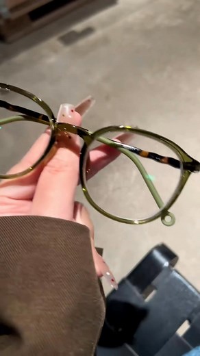すごく綺麗でしょ！✨ 女性は40歳を過ぎたら、おしゃれな老眼鏡を選びましょう。👓柔らかいテンプルで、快適なかけ心地です。 ブルーライトカットで目に優しい！📚 気になったら、ぜひ試してみてください！👉 | Eterlens Glasses