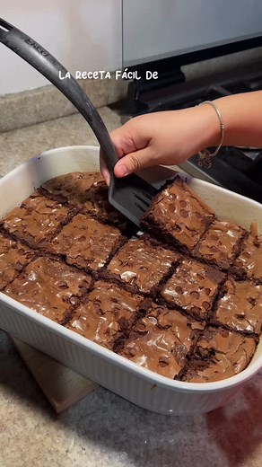 Día de RECETA!🍫 La receta infalible! Y de las recetas más fáciles de brownies 😍🤎 Espero les guste! Si la hacen me cuentan que tal les pareció! 🧾: Ingredientes 1/2 tz chispas de chocolate 1/2 tz de mantequilla 1 tz azúcar 2 huevos 1 yema de huevo 3/4 tz de harina 1/4 tz cocoa en polvo (Esta es la receta original, yo la hice al doble) 🤎La original rinde para 9 brownies aprox y la doble (que sale en el video) te salen de 12-15 brownies🍫 Procedimiento:👇🏼🧾 1. Agregar las chispas de chocolate