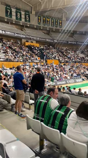El partido entre el Joventut y Unicaja sigue parado por problemas con el marcador!! Mientras tanto, James Webb se divierte con los aficionados de la Penya 😅🏀@factor_cancha