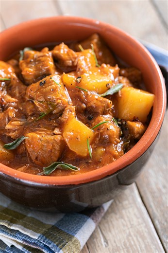 🍴🥩 Oggi spezzatino di maiale: siamo a casa 😍 Manu Cookandrock La ricetta completa è qui 👉 https://ricette.giallozafferano.it/Spezzatino-di-maiale.html | Giallozafferano