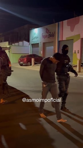 Samuel de sousa on Instagram: "Durante patrulhamento na rua Caiçara, bairro Vila Redenção, a equipe Fox do 2ºBMT avistou dois indivíduos em uma moto Pop, sendo que um deles estava sem capacete. Ao ser dada ordem de parada, a dupla desobedeceu, empreendendo fuga em alta velocidade. Após uma breve perseguição, os suspeitos caíram da motocicleta na esquina da Avenida Pedro Neiva e foram abordados pela guarnição. Durante a revista pessoal, foi encontrada uma pistola Taurus calibre .380, municiada, n
