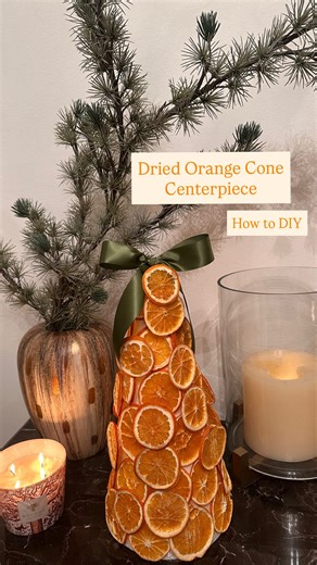 𝗠𝗮𝗿𝗶𝗻𝗮 | 𝗧𝗮𝗯𝗹𝗲𝘀𝗰𝗮𝗽𝗲 | 𝗔𝗿𝘁 𝗱𝗲 𝗹𝗮 𝗧𝗮𝗯𝗹𝗲 on Instagram: "A step by step tutorial on how I created this Dried Orange Cone Centerpiece using dried oranges, a foam cone and glue gun! Super easy diy that will elevate your tablescape with a classy and elegant touch perfect for the Holidays 🍊✨ What kind of tutorial would you like to see next? Drop me your comments!🎄💚 #diycenterpieces #tutorial #stepbystep #tablestyling #tablescapedecor #driedoranges #fooddecoration"