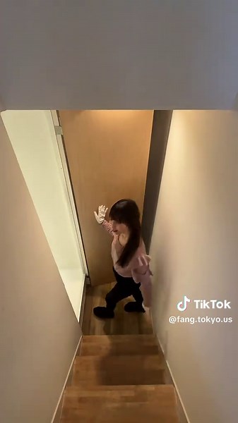 [Don't know how to get in?!] It looks uncomfortable to live in... but we'll introduce you to a stylish room ♪ #tinyhouse #apartmenttour #japanlife #lifeinjapan #livinginjapan #apartmenthunting #japanapartment #tokyoapartment #japaneseapartment #livingintokyo