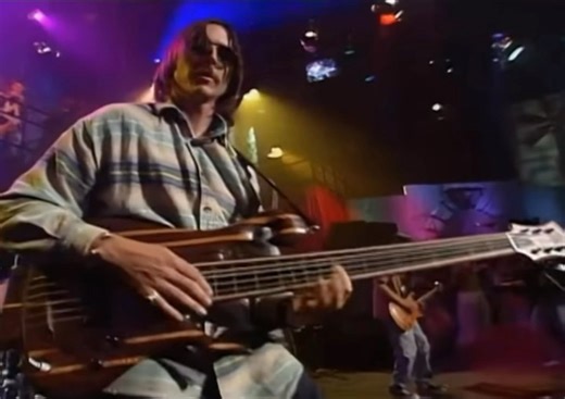 That dog’ll hunt!🐕 Primus performing ‘Jerry Was a Racecar Driver.’ “Never did win no checkered flags, but he never did come in last.” #grungebible #primus #jerrywasaracecardriver #lesclaypool #90s Video: https://youtu.be/nn62P5OyfTI | The Grunge Bible
