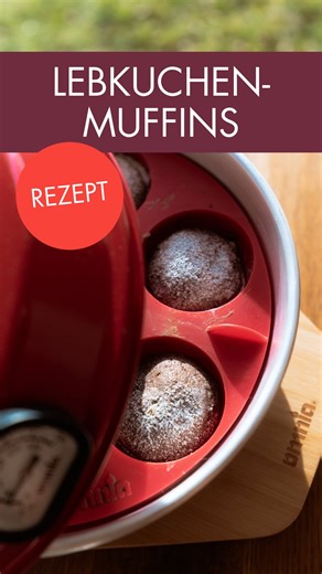 Lebkuchen-Muffins aus dem Omnia 🤶🏽 Was du brauchst (für 6 Stück): 60 g weiche Butter 35 g flüssiger Honig 50 g brauner Zucker 1 Ei (Größe M) 100 g Weizenmehl oder Dinkelmehl (Type 405 oder 630) ½ EL Lebkuchengewürz 1 EL Backkakao 1 TL Backpulver ½ Prise Salz 60 ml Milch Etwas Puderzucker zum Bestäuben Zubehör: Omnia Muffinform Und so wird’s gemacht: 👉 Butter, Honig und Zucker cremig rühren. Ei hinzufügen und gut verrühren. Mehl, Lebkuchengewürz, Backkakao, Backpulver und Salz mischen und abwe