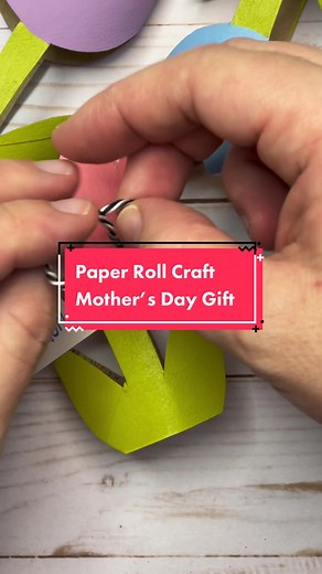 A paper roll in an easy way to wrap a gift card for your mom for Mother’s Day. This paper roll tulip craft is a great activity for kids to make for their mom. An easy way to wrap a last minute present for mothers day. #mothersday #kidscrafts #easycraft #mothersdaygift #kidsactivities #crafty #wrappinggifts
