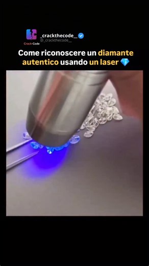 crackthecode on Instagram: "💎 Un diamante si riconosce con il "test del laser" perché ha un alto indice di rifrazione e una struttura cristallina che disperde la luce in modo unico. Il raggio laser non esce dritto dall’altra parte, ma si "sparge" creando un pattern diffuso e scintillante. Pietre finte (vetro, zirconia cubica) invece lasciano passare il laser quasi "dritto". Si fa nei negozi di gioielli o laboratori gemmologici. Utile per acquisti importanti, ma va sempre confermato con altri te