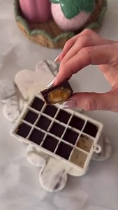 Healthy Frozen Snickers Bites (Nutritionist-Approved) A feel-good treat that’s high in fiber, low in added sugar, and made with wholesome ingredients like dark chocolate, bananas, and natural peanut butter. Vegan, gluten-free, and refined sugar-free—perfect for a satisfying sweet bite without the guilt. Created by the amazing @thiscolorfulnest Ingredients: • Banana slices • Peanut butter (natural, unsweetened) • Dark chocolate #healthytreats #veganrecipes #glutenfree #refinedsugarfree #snackinsp