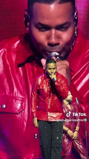 Todavía Me Amas: Aventura y Romeo Santos en Concierto