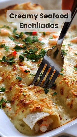 Creamy Seafood Cannelloni – Comfort Food with an Ocean Twist! If rich, cheesy, seafood-filled pasta makes your heart skip a beat — this dish is your new obsession. Each bite of this creamy, golden-baked cannelloni is packed with shrimp, crab, and luscious white sauce perfection. Ingredients 8 cannelloni pasta tubes (cooked al dente) 1 cup shrimp, chopped and cooked 1 cup crab meat (fresh or imitation) 1 cup ricotta cheese ½ cup shredded mozzarella ¼ cup grated Parmesan cheese 1 egg 2 tbsp fresh 