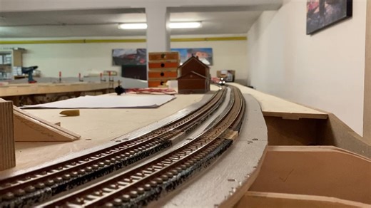 Wir wünschen allen To-Fans, Followern und denjenigen denen unser Auftritt hier gefällt frohe Weihnachten 2026 ÖBB 1044 126-9 zusammen mit 1044 231-7 ziehen einen DB Cargo Zug für den Kombinierten Ladungsverkehr. Dieser Ganzzug war in der Epoche 5 mehrmals wöchentlich zwischen Deutschland und Italien unterwegs. Da unserer beiden 139 von Lokomotion noch nicht vollständig digitalisiert sind müssen solange die 1044 der ÖBB aushelfen. Lokomotiven: Roco.cc Wagen: Märklin und Trix Gleise: Peco code100 