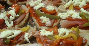 Tartines jambon fumé, poivrons, mozarella et confiture de poivrons