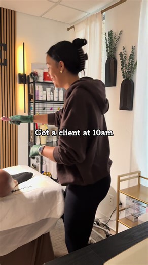 Esthetician by day, server by night💃 #ayreskinstudio #soloesthetician #serverlife #waxtech