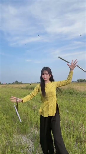 Người ta đi thả thính, còn em đi thả côn | Nhân Remix