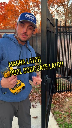 Instalando un cerrojo de seguridad para piscina