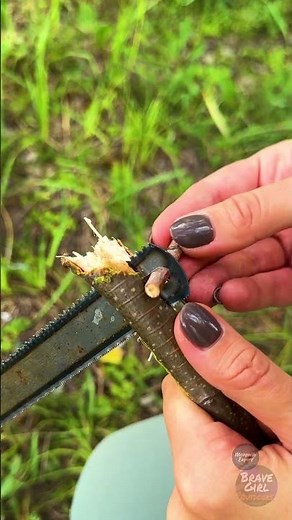 Crafting a saw from recycling of old things outdoors! ♻️ #survival #outdoorhacks