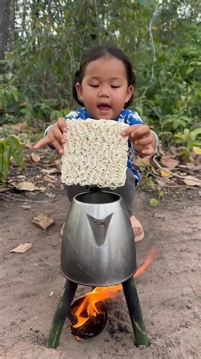 Survival Skills: Single sh30mom show SMAR idea and USEFUL with noodles in forest #camping #bushcraft