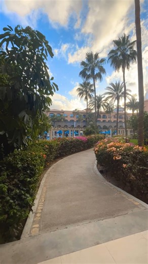 Déjate llevar por la brisa, los colores y la calma de nuestros jardines La escapada que tanto mereces, está más cerca de lo que crees. Let yourself be carried away by the breeze, the colors, and the tranquility of our gardens. The getaway you deserve is closer than you think. | Royal Solaris Los Cabos
