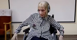 Voormalig ballerina met Alzheimer luistert naar Het Zwanenmeer en danst opnieuw