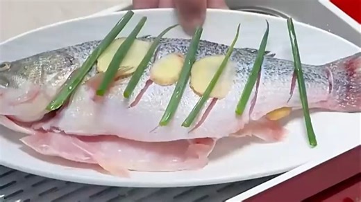 多功能烹饪锅M401，一键操作轻松炖煮炒煎，厨房小白也能做出美味。适合忙碌上班族，30分钟搞定营养餐，清洁便捷，提升生活品质。