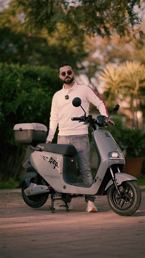 ⚡😍 NEO : silence, style & technologie Le NEO électrique est le scooter idéal pour se déplacer facilement, en toute sécurité et sans stress 😍 🔋 75 km d’autonomie – pour les cours, le travail et les sorties 🚀 55 km/h – vitesse stable et rassurante 🔑 Démarrage keyless – simple, moderne, sans clé 🎶 Bluetooth système audio intégré – roule en musique 🧳 Valise incluse – sac, casque, ordinateur… tout rentre 🛑 Freinage à disque – sécurité avant tout ⚡ Batterie lithium – légère et performante 🛴 B