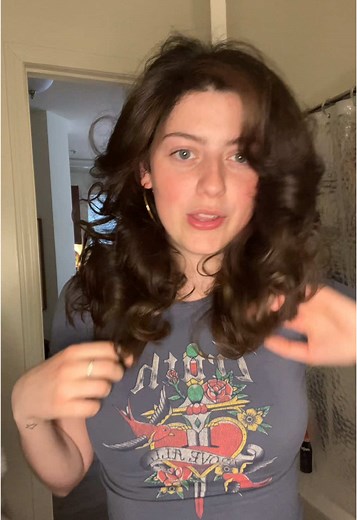 Mastering Curly Hair Blowouts: Tips for Frizz-Free Styles