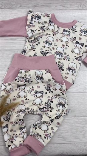 Neumann Handelsvertrieb on Instagram: "🌸✨ Von Stoff zu Lieblingsstück ✨🌸 Schnitt für Schnitt ✂️ in Stop Motion – einmal drehen bitte 🌀 und zack… fertig genäht 🤍 Diesen Stoff findest du jetzt in unserer Frühlings-Vorbestellung 🌷 ⏰ nur bis 26.01. 10 % Rabatt auf alle Stoffe & Bügelbilder der VB 👉 kein Code notwendig Wir haben hier die süßen Leo Küken Creme vernäht und mit Zartmauve 432 kombiniert Genäht haben wir unsere Schnittmuster Pumphose Mayla & den Everyday Sweater 🤗 Viele frühlingsha