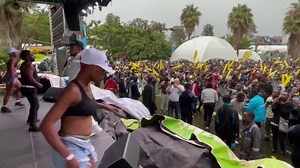 1.8M views · 62K reactions | Le roi des répétitions pour une répétition Très chaleureuse au Amani Festival de Goma.Merci vous êtes les meilleurs fans du monde￼ malgré la pluie ✌️￼  https://youtu.be/H7ZxzWN11As | Robinio Mundibu | Facebook