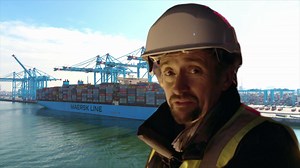 As dimensões do Marie Maersk obrigam a atividade portuária a ser extremamente cuidadosa para evitar que o navio encalhe 🚢📦🌊 #MundoGiganteComRichardHammond | Discovery Brasil