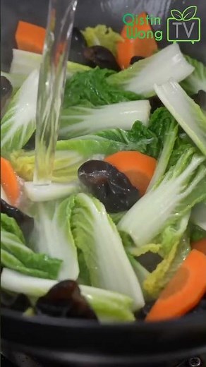 🥬 This way of stir-frying baby bok choy is so fragrant! Add some wood ear mushrooms and carrots f...