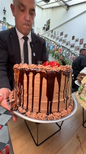 El Progreso Restaurante on Instagram: "💥🍰 MERIENDA SIN LÍMITE POR $20.000 ☕️🔁 Si disfrutás sentarte a merendar sin apuro y comer hasta decir “basta”, esta propuesta es para vos 😍 Una de las más comentadas del centro porteño te espera con una mesa llena de opciones dulces y saladas para repetir una y otra vez 🤤🔥 📍 Todo sucede en El Progreso Restaurante, el tradicional bodegón de Sarmiento 1334. 🍽️ ¿Qué te espera en la merienda libre? 🧀 Tablas de fiambres 🍰 Tortas hechas en casa 🥞 Panqu