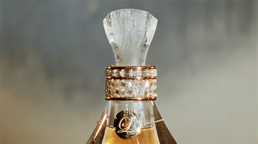 Un an de travail, 113 grammes d’or et 34 carats de diamant pour un prix à 130.000 euros: la distillerie Longueteau s’allie à la maison de joaillerie Odace pour dévoiler la bouteille de rhum la plus chère du monde